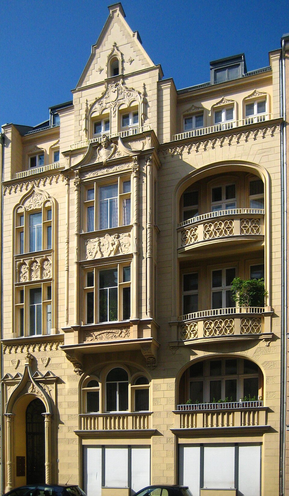 Sonnenbeschienene Gründerzeitfassade mit Stuck, Erkern und Balkonen in der Inselstraße, Berlin-Mitte